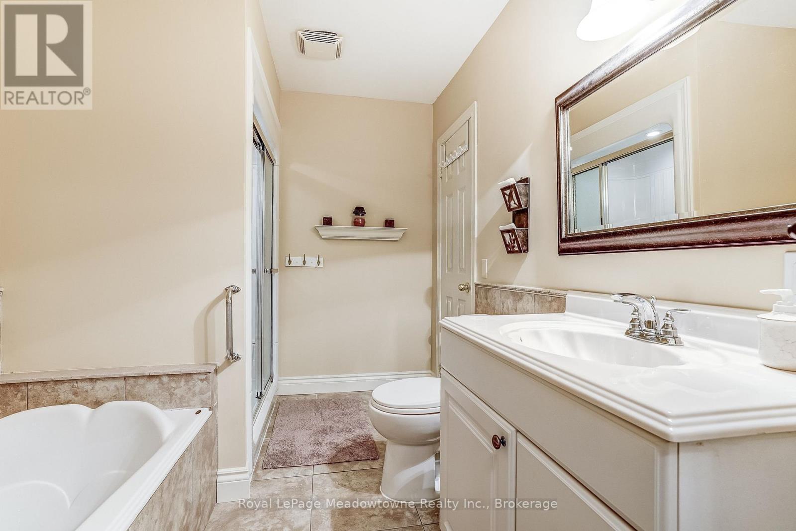 18 Parkshore Place, Hamilton, Ontario  L0R 1H1 - Photo 35 - X12486727