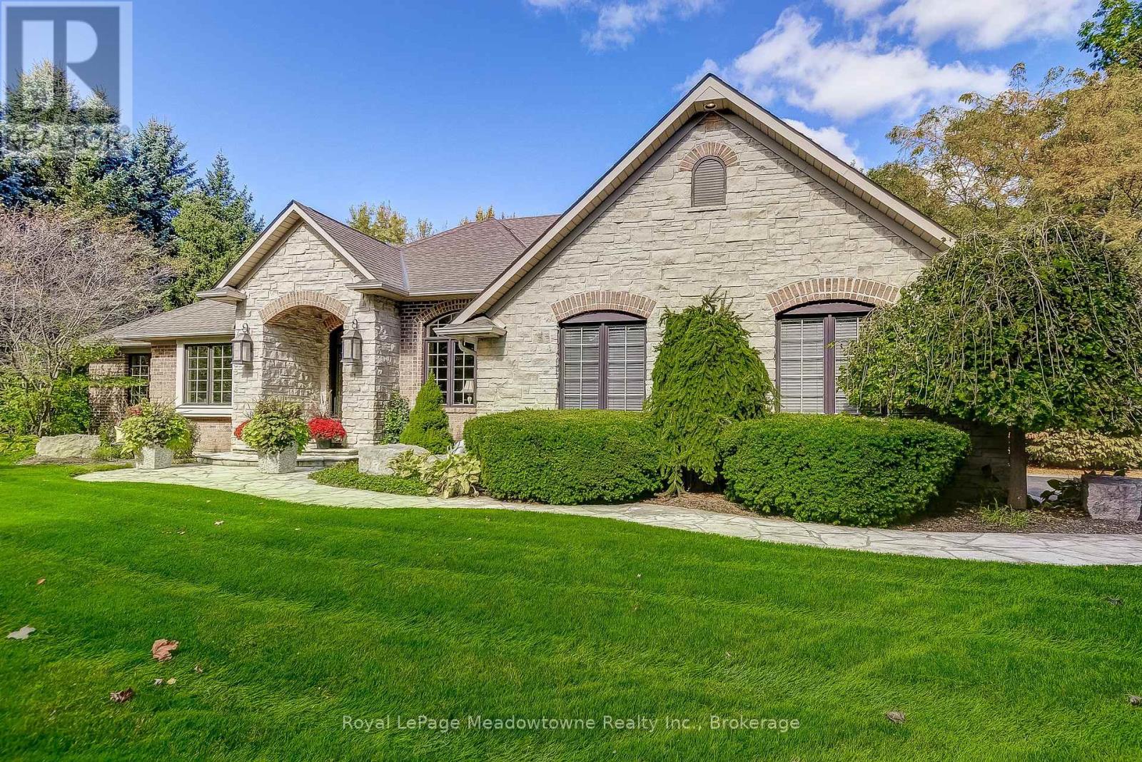 18 Parkshore Place, Hamilton, Ontario  L0R 1H1 - Photo 4 - X12486727