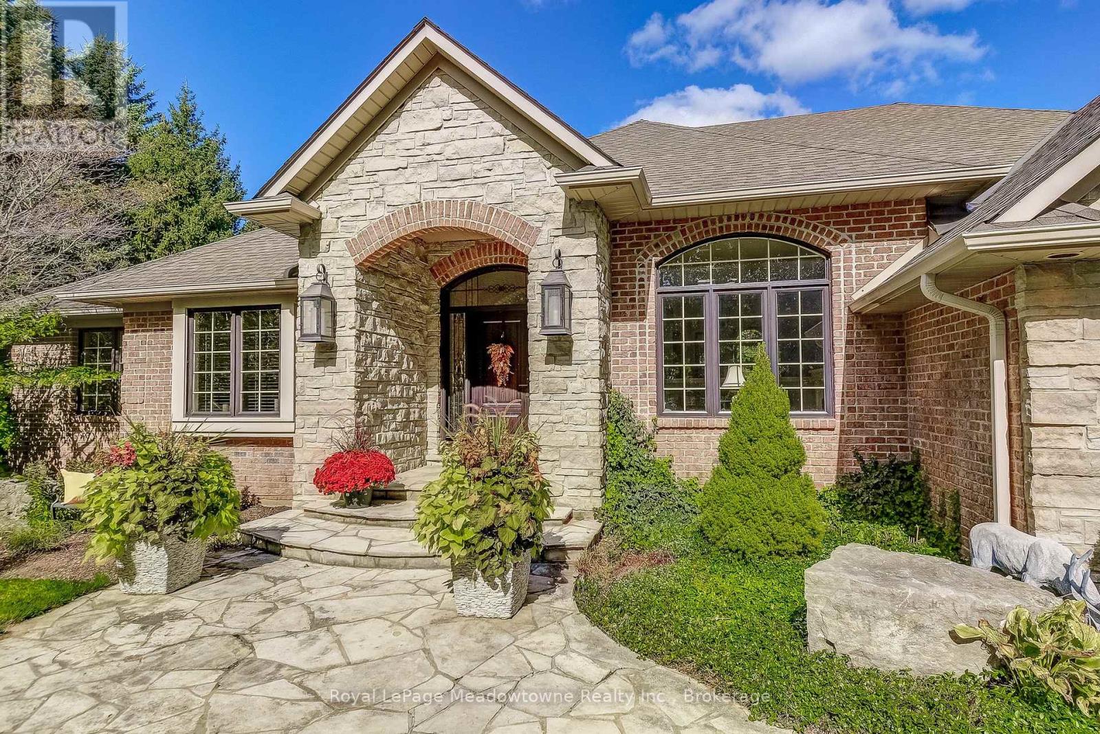 18 Parkshore Place, Hamilton, Ontario  L0R 1H1 - Photo 5 - X12486727