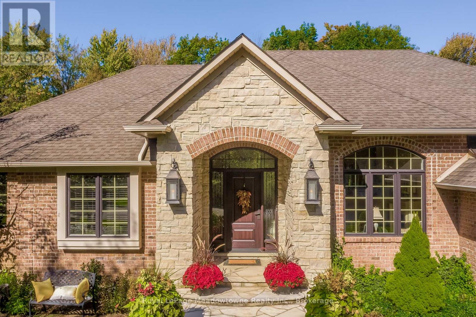 18 Parkshore Place, Hamilton, Ontario  L0R 1H1 - Photo 6 - X12486727