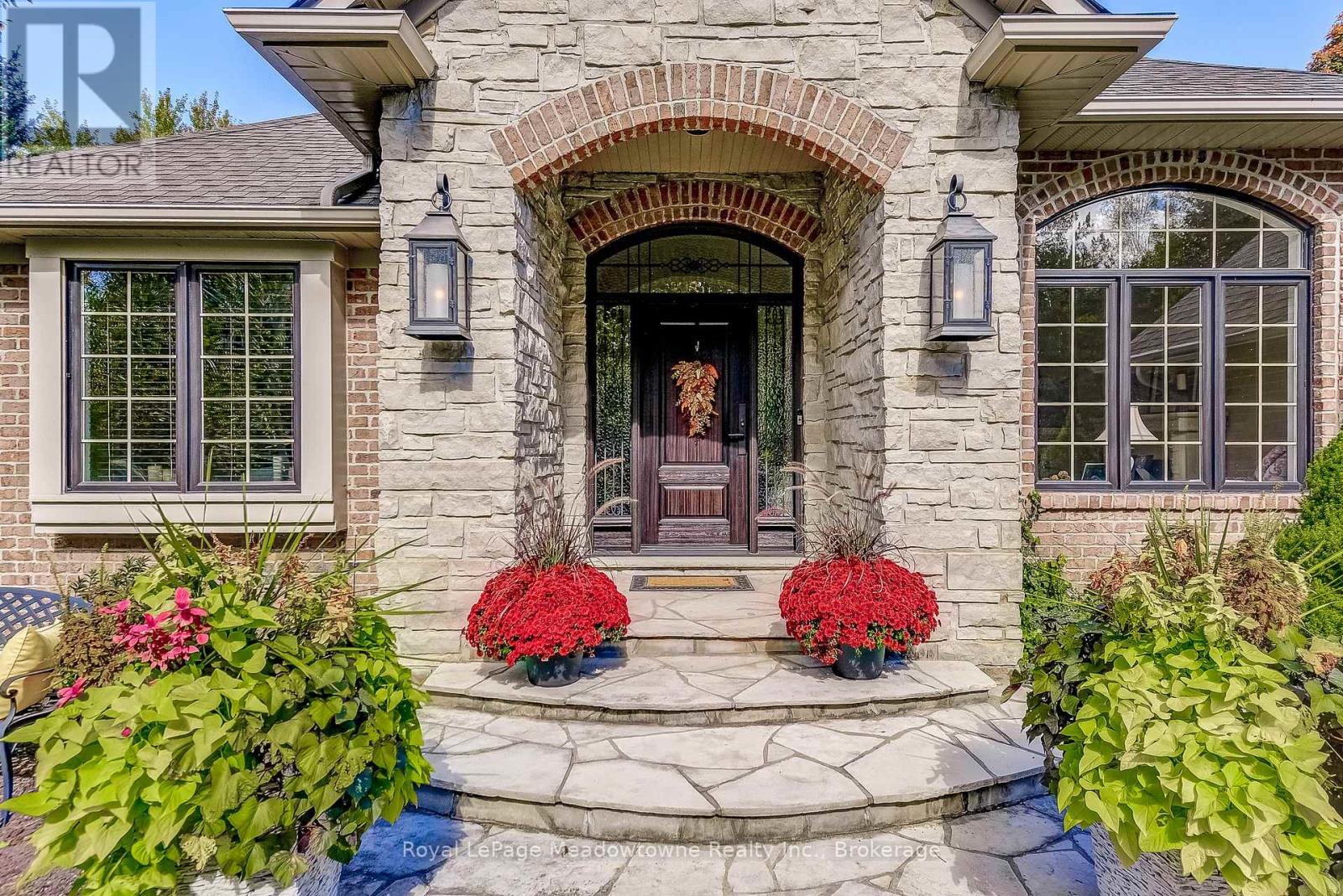 18 Parkshore Place, Hamilton, Ontario  L0R 1H1 - Photo 7 - X12486727