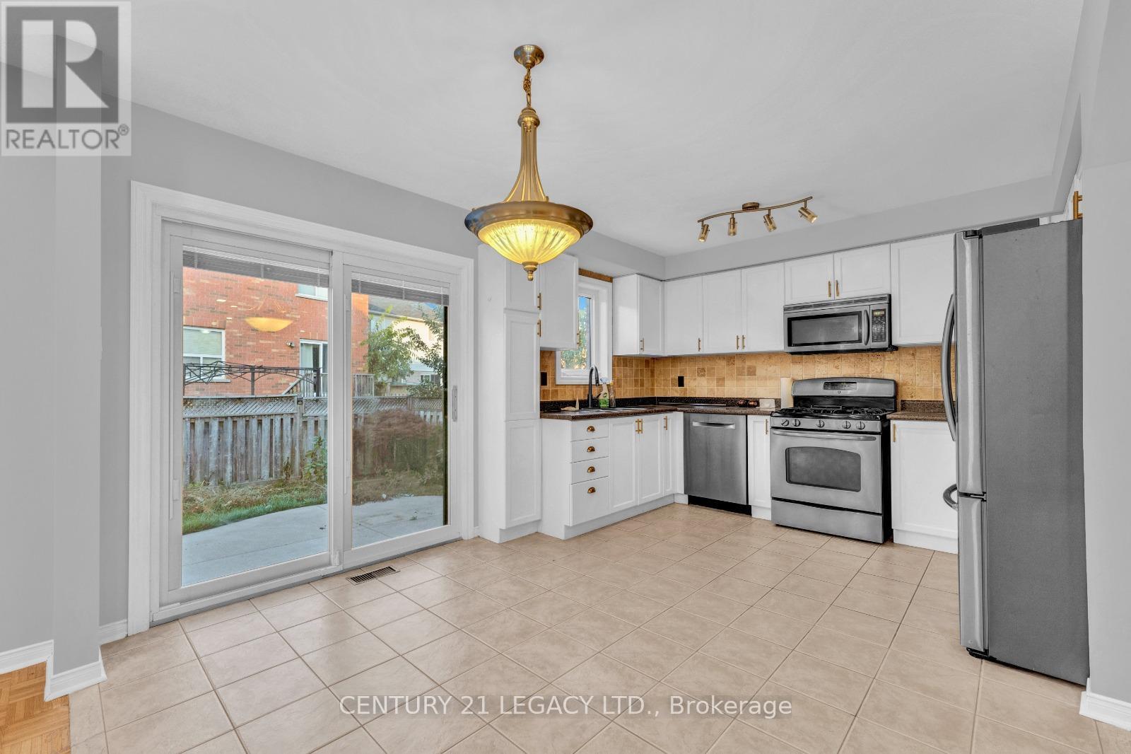 9 Edenvalley Road, Brampton, Ontario  L7A 2M6 - Photo 6 - W12486677