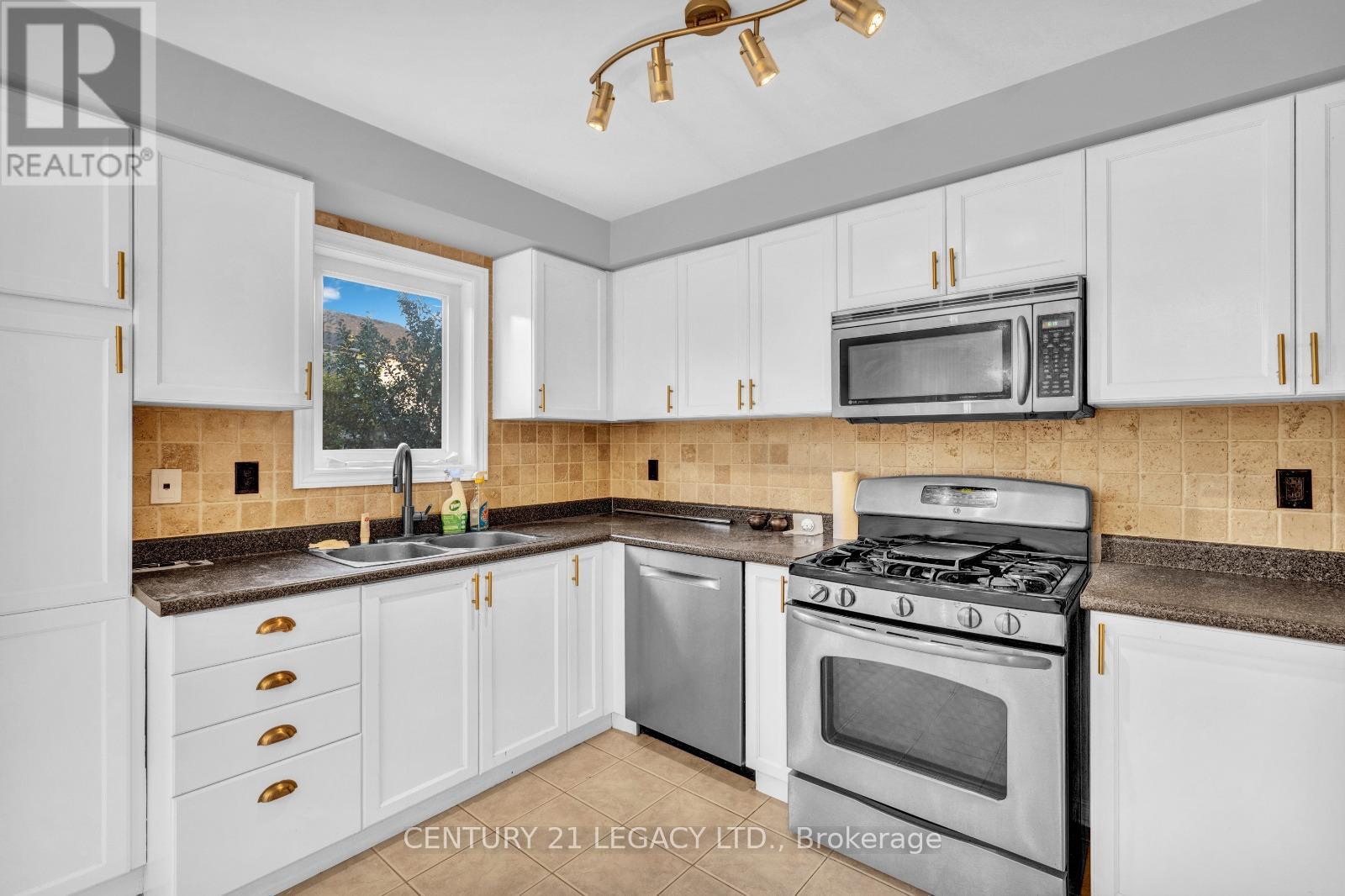 9 Edenvalley Road, Brampton, Ontario  L7A 2M6 - Photo 7 - W12486677