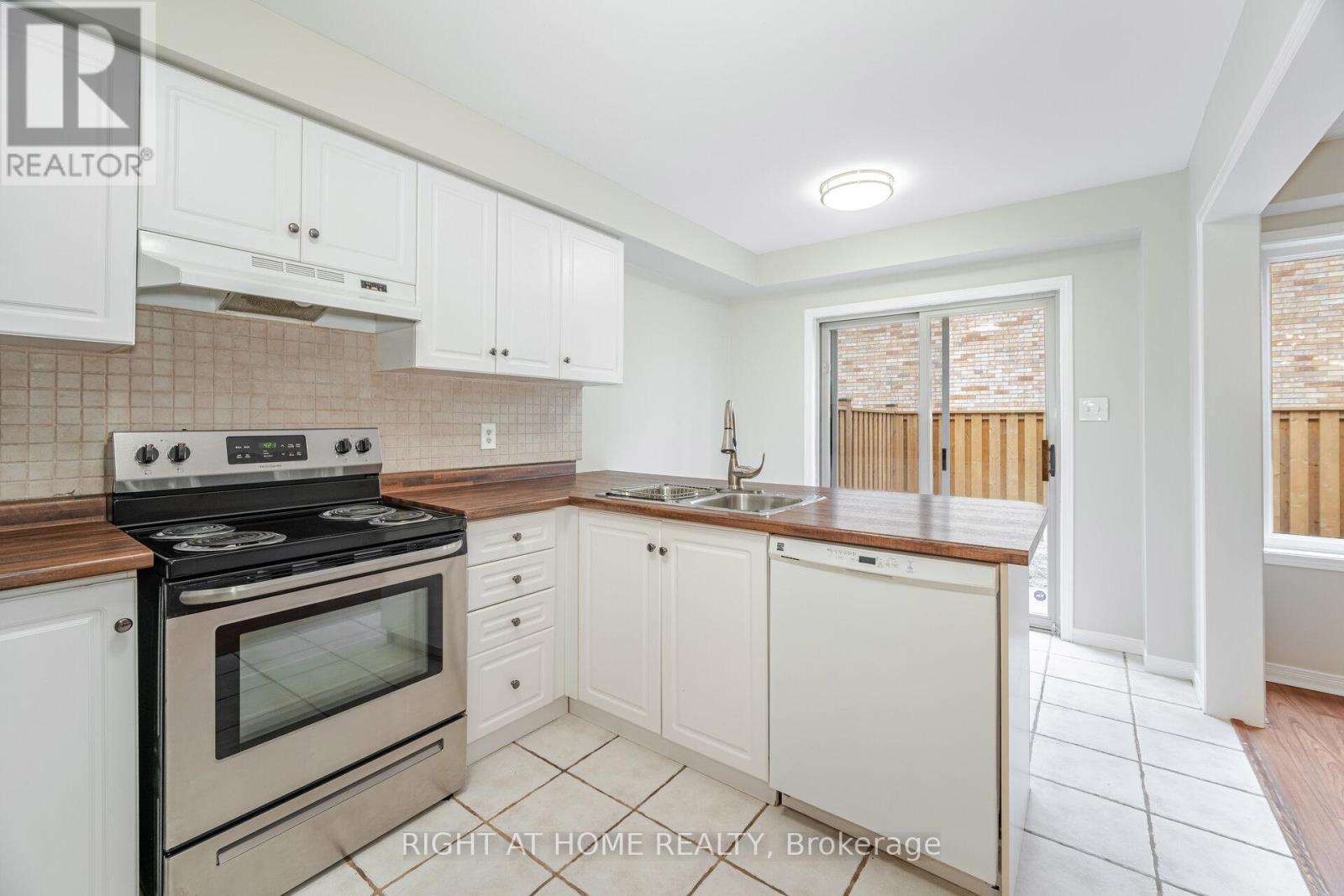 2 - 1283 Blanshard Drive, Burlington, Ontario  L7M 4T8 - Photo 14 - W12486687