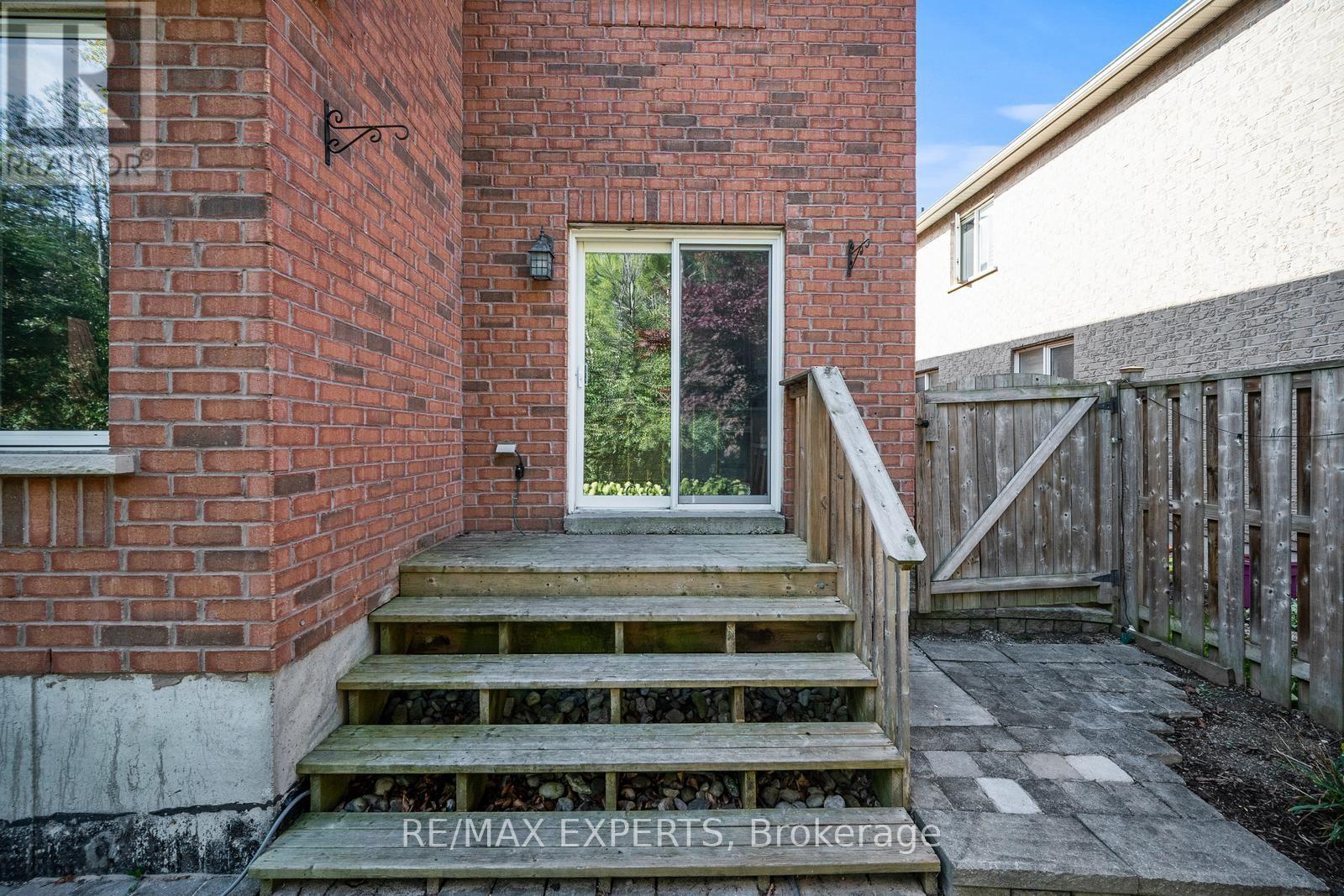 106 Castelli Court, Caledon, Ontario  L7E 2T8 - Photo 4 - W12486700