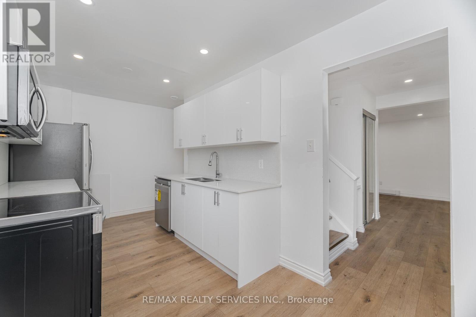 20 Greenhills Square, Brampton, Ontario  L6S 2J4 - Photo 9 - W12486713