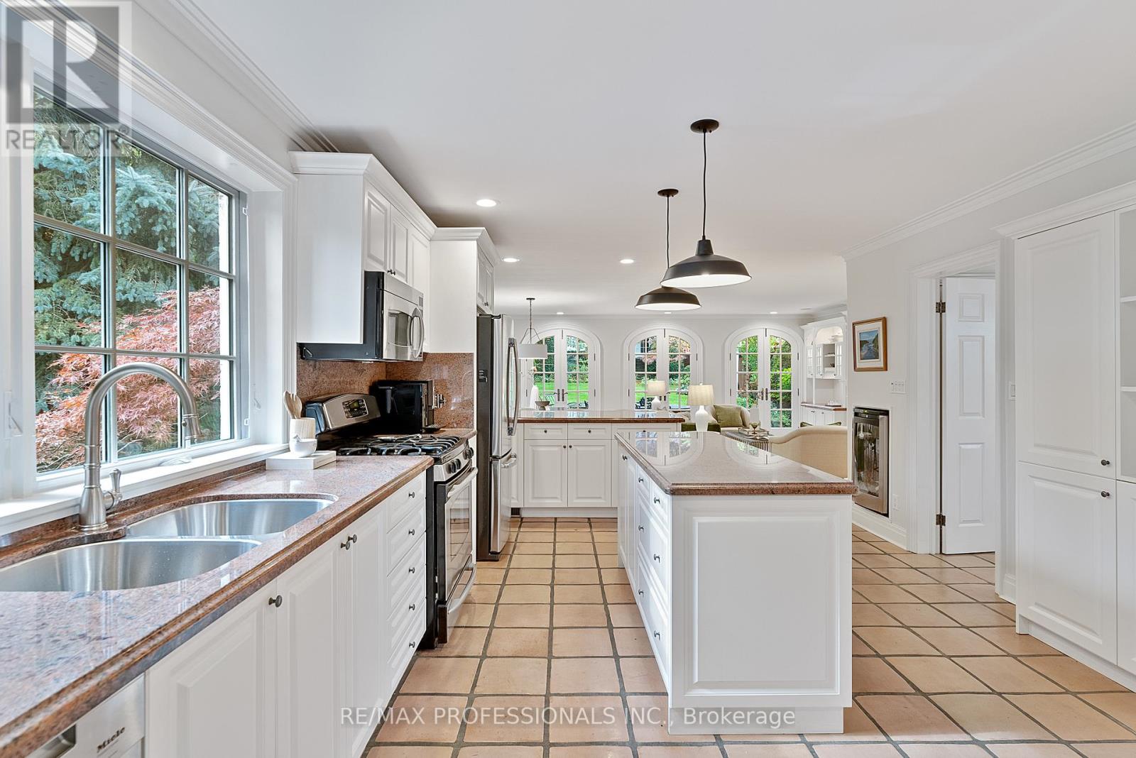 2 Canterbury Road, Toronto, Ontario  M9A 2X7 - Photo 10 - W12486733