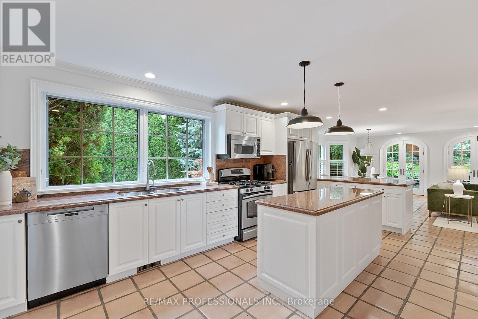 2 Canterbury Road, Toronto, Ontario  M9A 2X7 - Photo 11 - W12486733