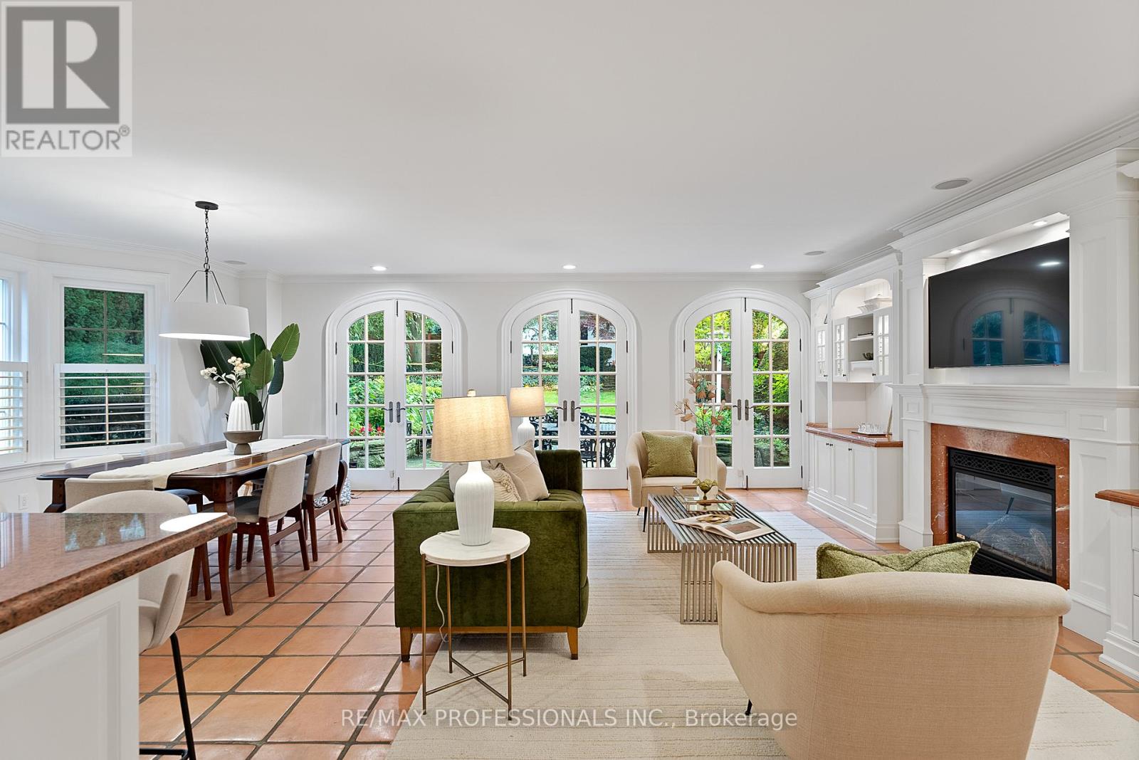 2 Canterbury Road, Toronto, Ontario  M9A 2X7 - Photo 14 - W12486733