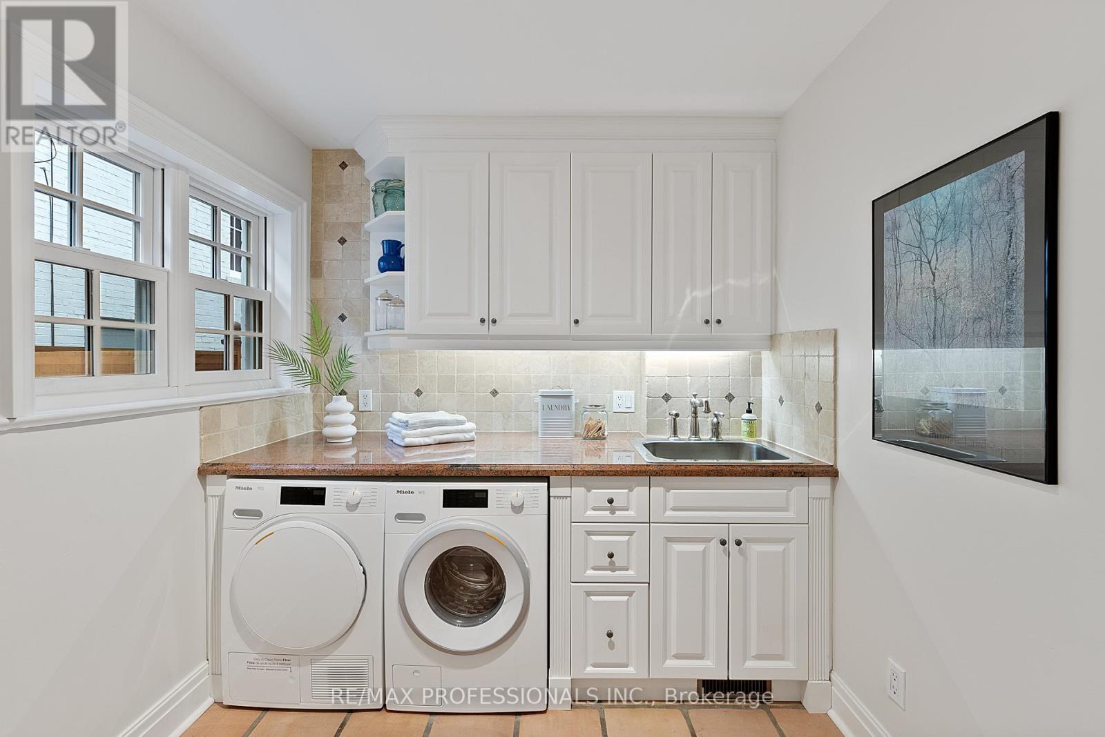 2 Canterbury Road, Toronto, Ontario  M9A 2X7 - Photo 18 - W12486733