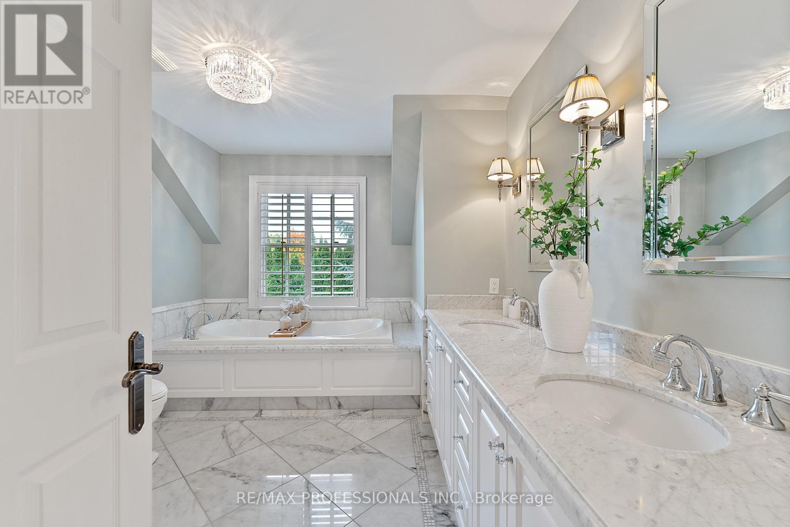 2 Canterbury Road, Toronto, Ontario  M9A 2X7 - Photo 23 - W12486733