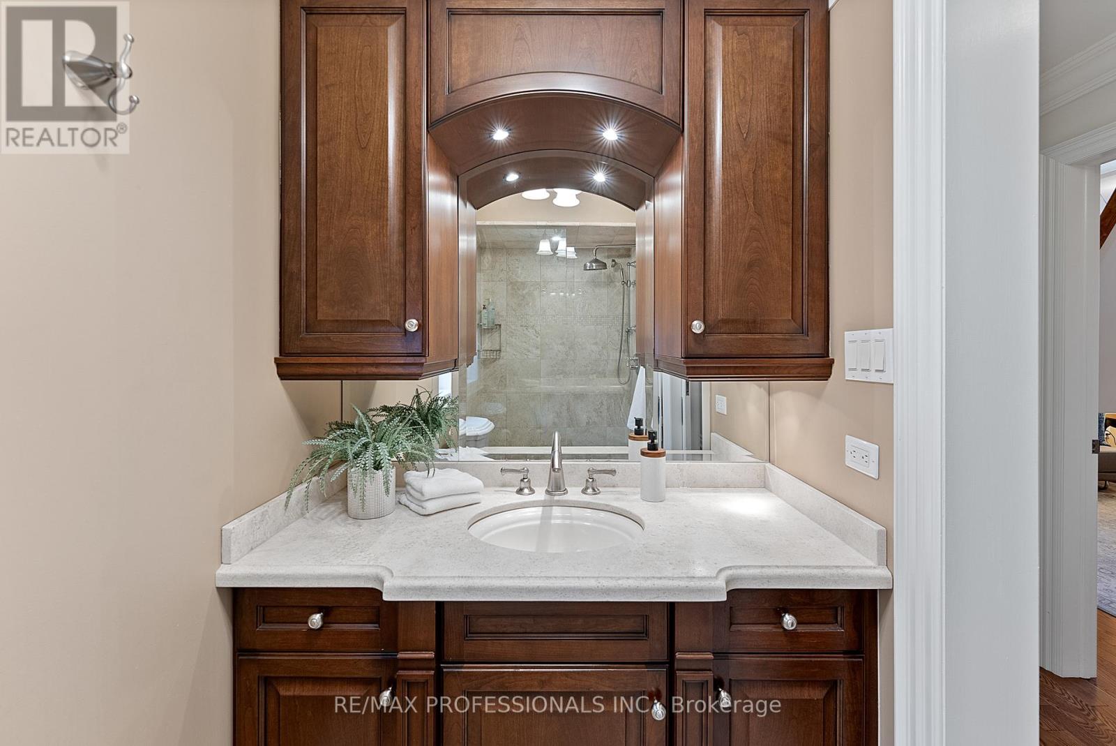 2 Canterbury Road, Toronto, Ontario  M9A 2X7 - Photo 32 - W12486733