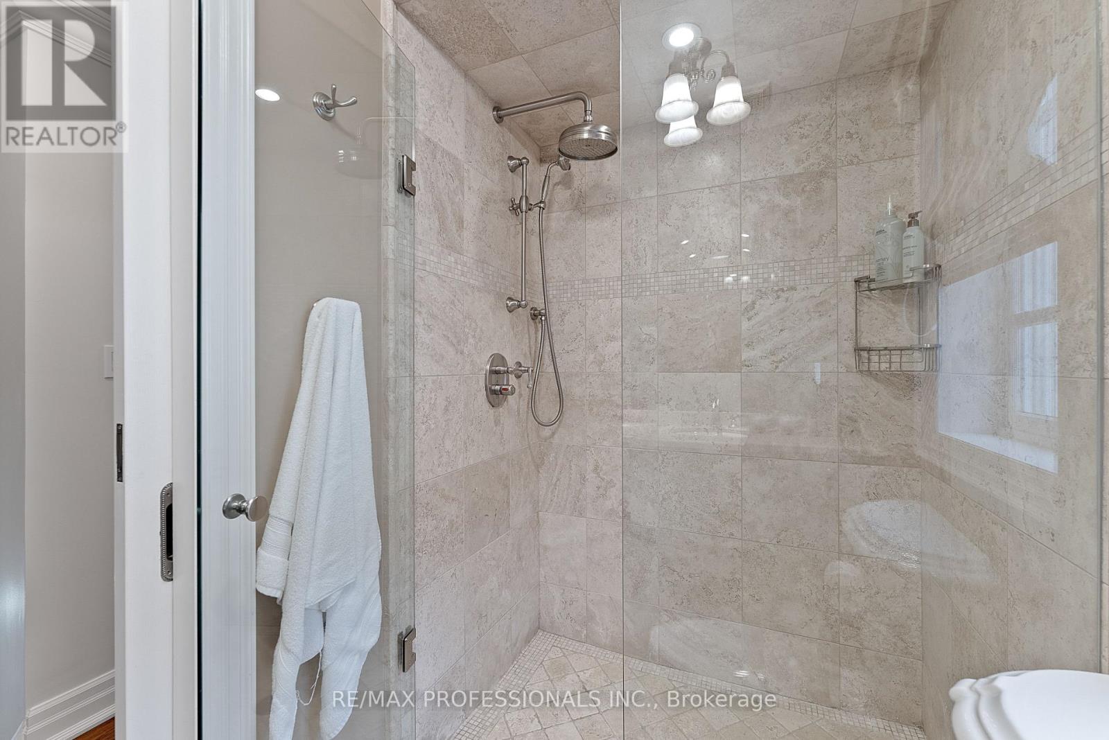 2 Canterbury Road, Toronto, Ontario  M9A 2X7 - Photo 33 - W12486733