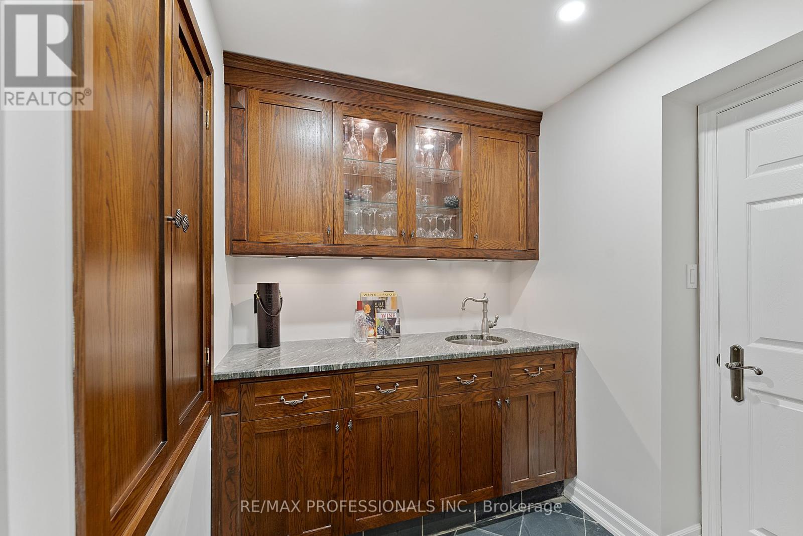 2 Canterbury Road, Toronto, Ontario  M9A 2X7 - Photo 37 - W12486733