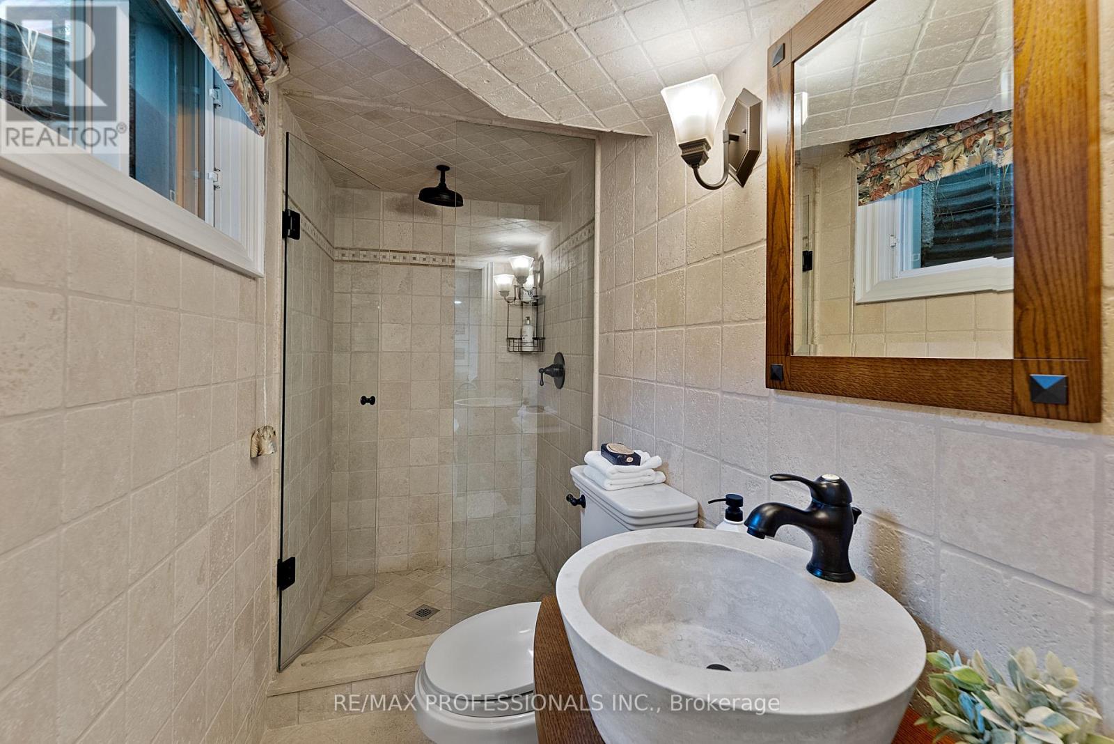 2 Canterbury Road, Toronto, Ontario  M9A 2X7 - Photo 39 - W12486733