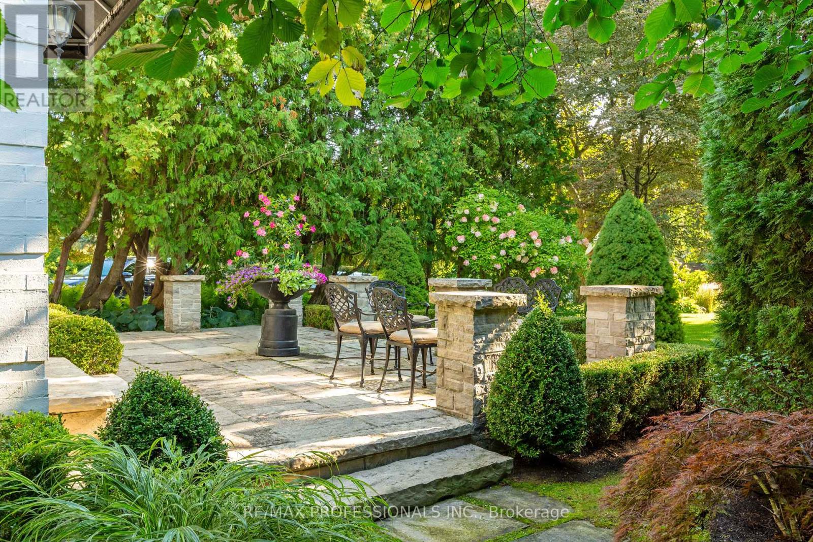 2 Canterbury Road, Toronto, Ontario  M9A 2X7 - Photo 44 - W12486733