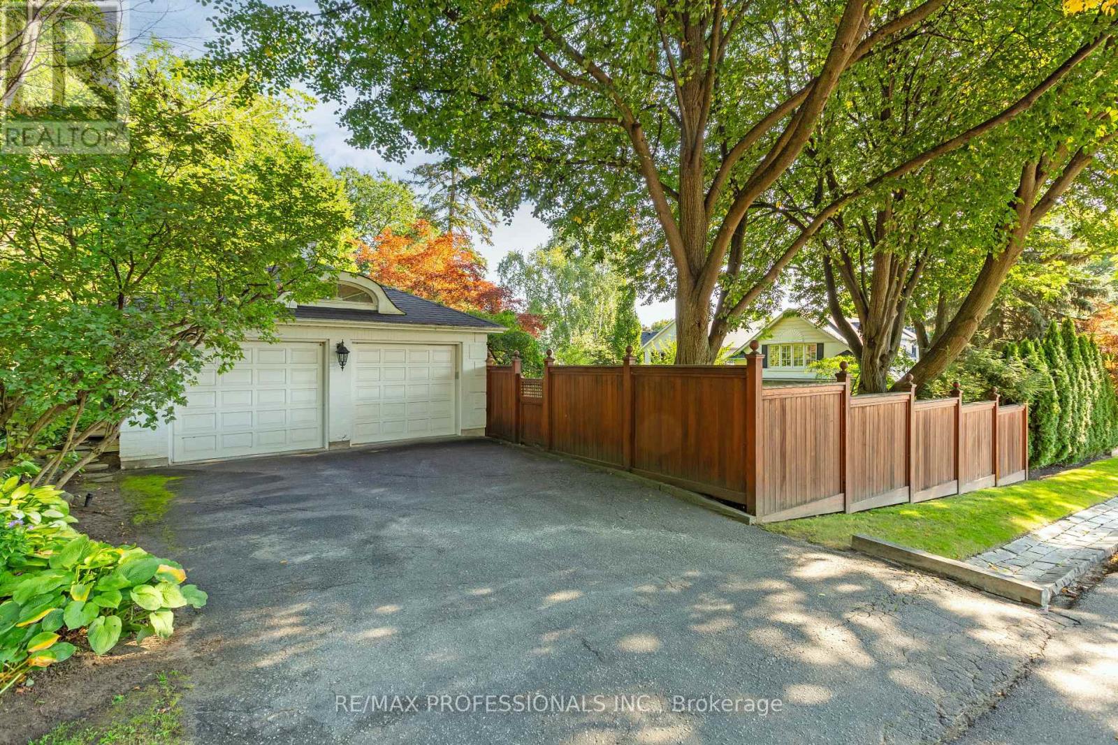 2 Canterbury Road, Toronto, Ontario  M9A 2X7 - Photo 48 - W12486733
