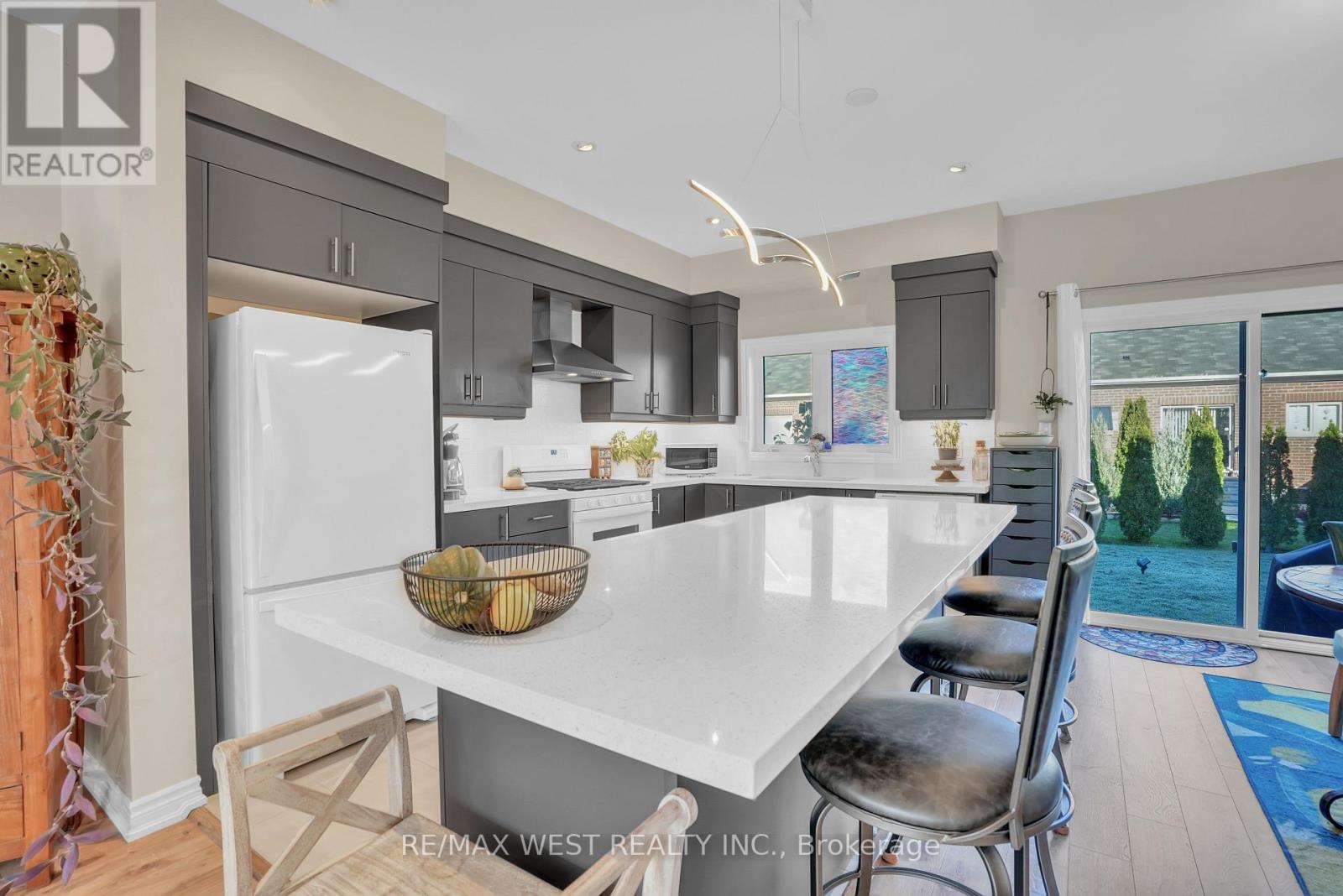 22 Bianca Crescent, Wasaga Beach, Ontario  L9Z 0H7 - Photo 3 - S12486681