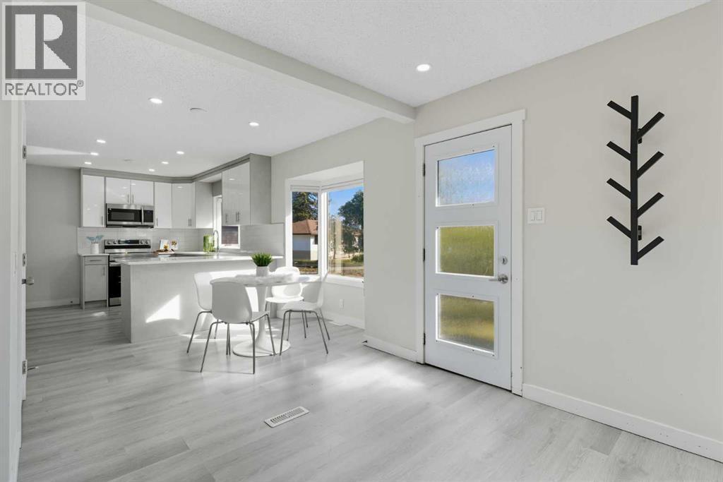 2009 Cottonwood Crescent Se, Calgary, Alberta  T2B 1P9 - Photo 6 - A2262374