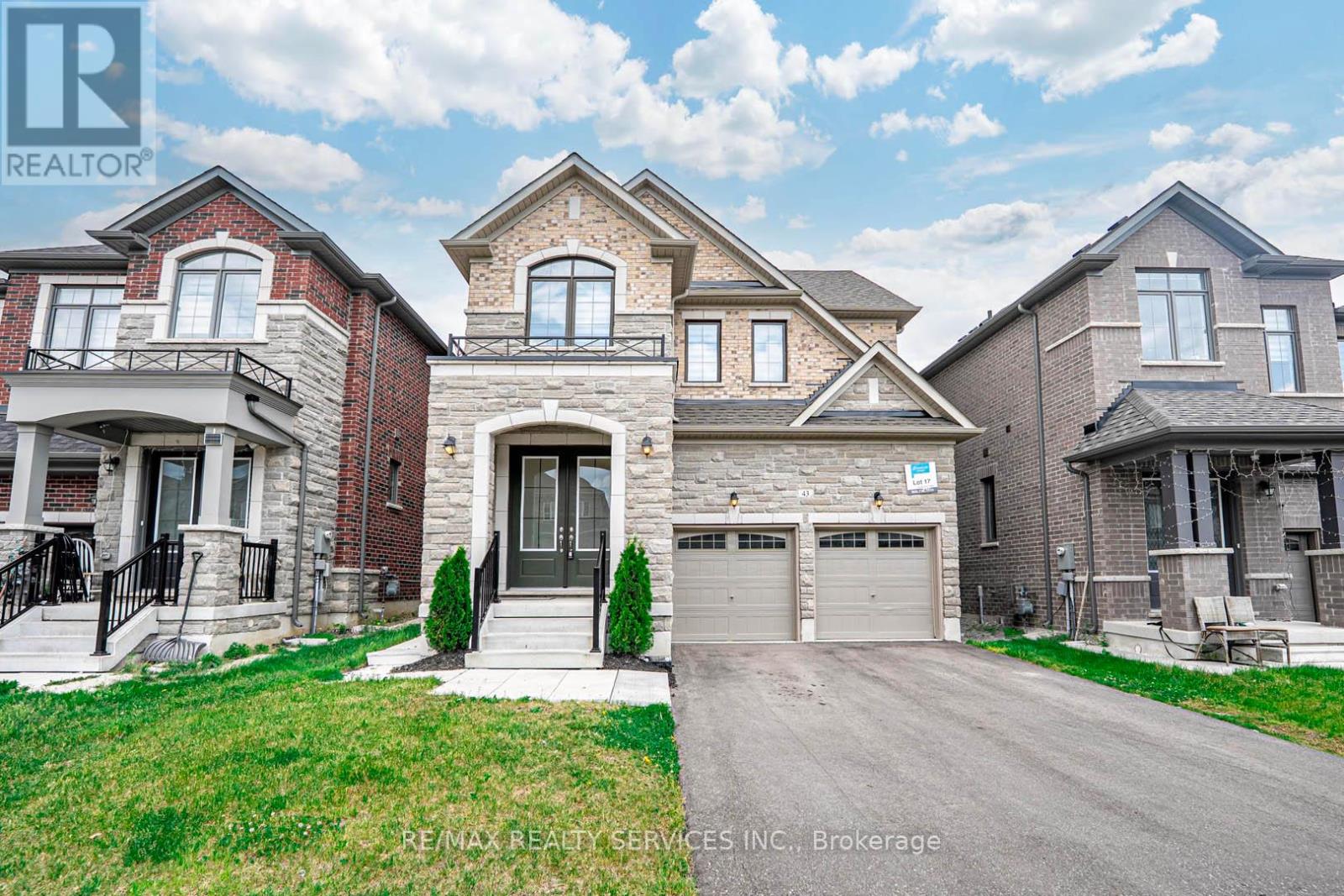 43 Rainbrook Close, Brampton, Ontario  L6R 0Y9 - Photo 2 - W12486744