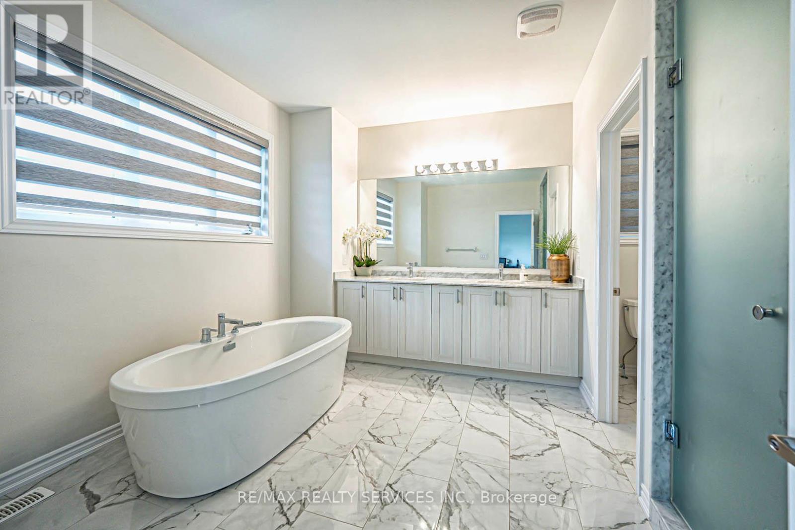 43 Rainbrook Close, Brampton, Ontario  L6R 0Y9 - Photo 32 - W12486744