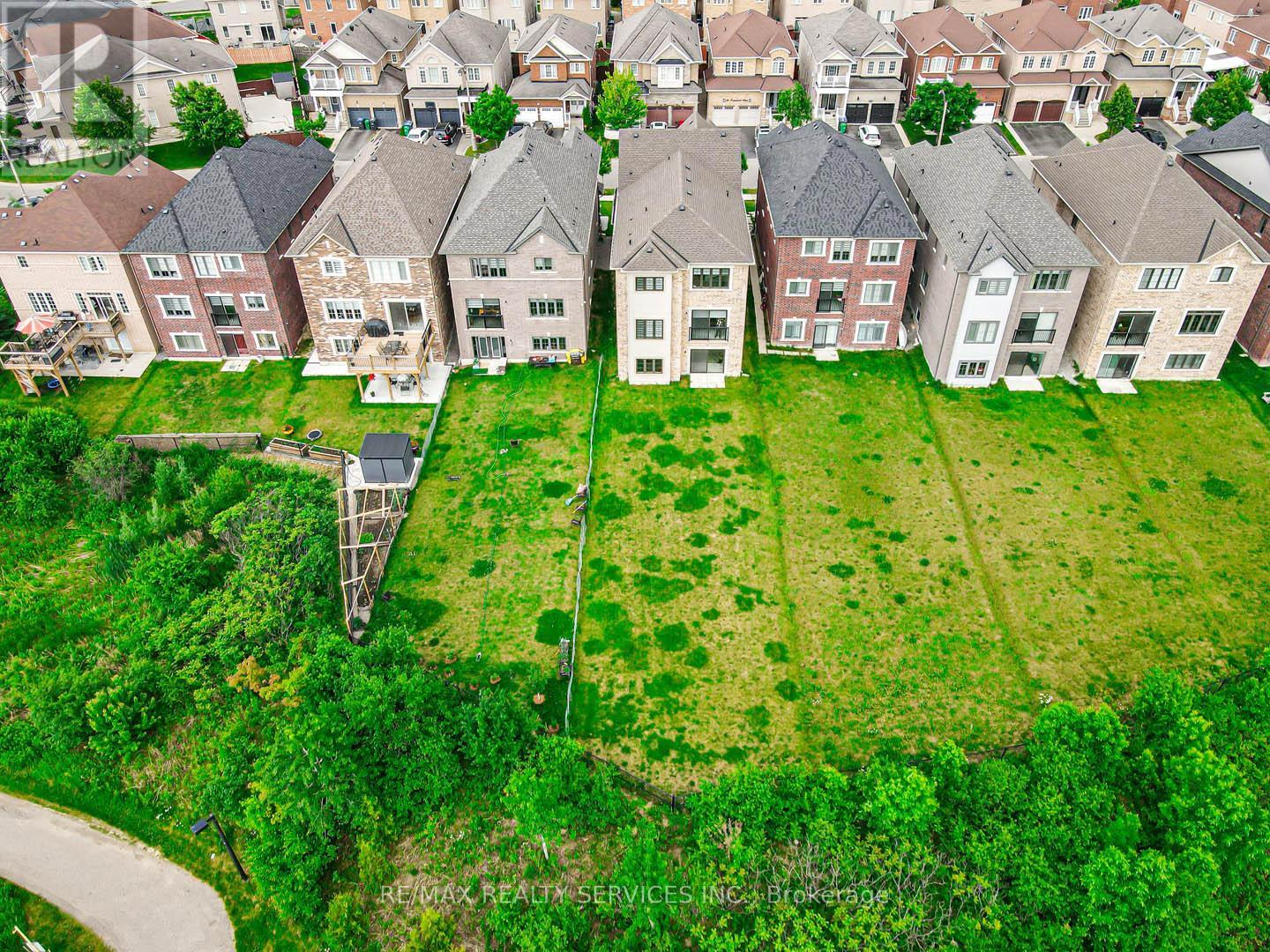 43 Rainbrook Close, Brampton, Ontario  L6R 0Y9 - Photo 4 - W12486744