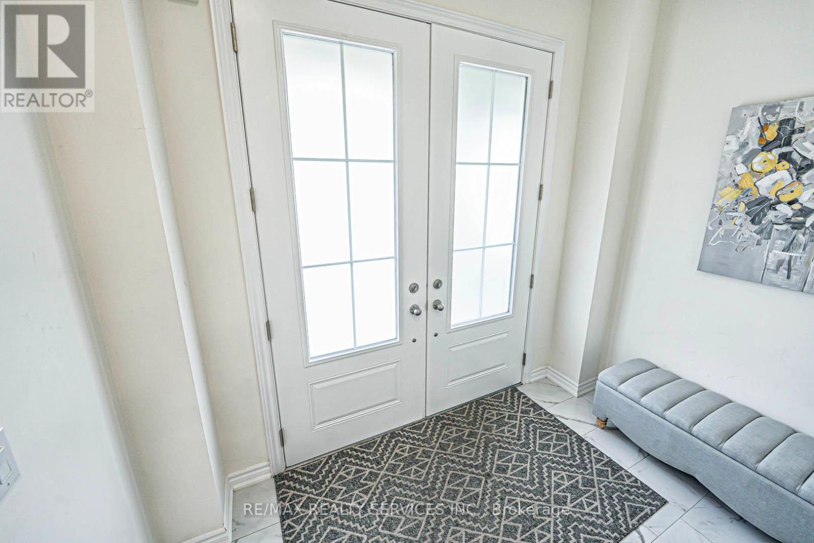 43 Rainbrook Close, Brampton, Ontario  L6R 0Y9 - Photo 6 - W12486744