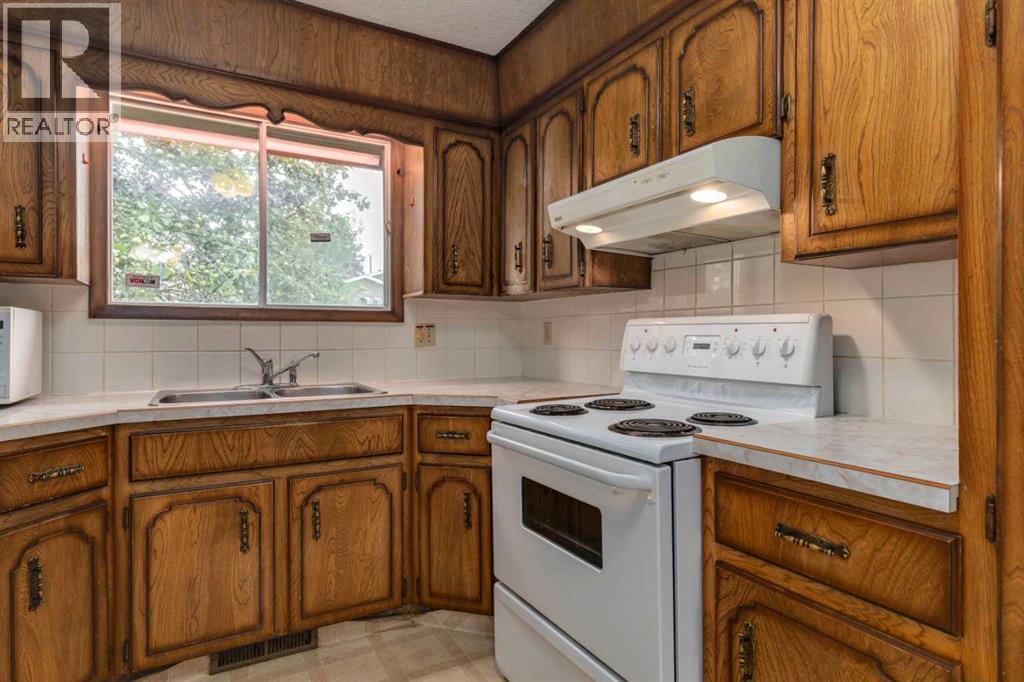 24 Strathcona Close Sw, Calgary, Alberta  T3H 1L3 - Photo 8 - A2249864