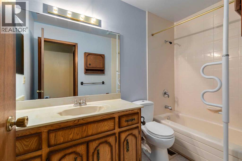 24 Strathcona Close Sw, Calgary, Alberta  T3H 1L3 - Photo 12 - A2249864