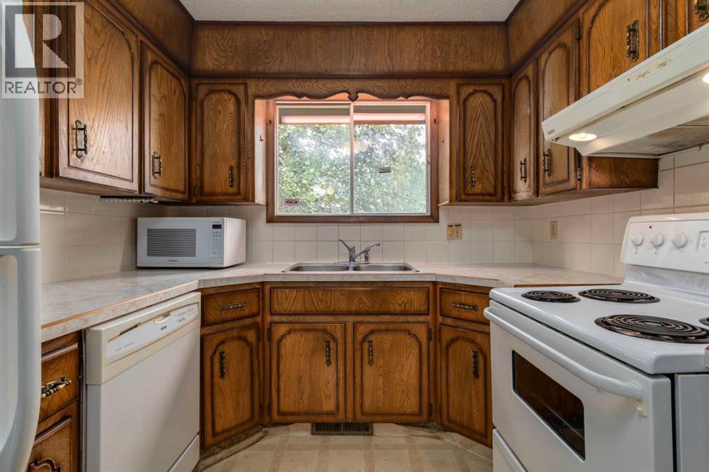 24 Strathcona Close Sw, Calgary, Alberta  T3H 1L3 - Photo 9 - A2249864