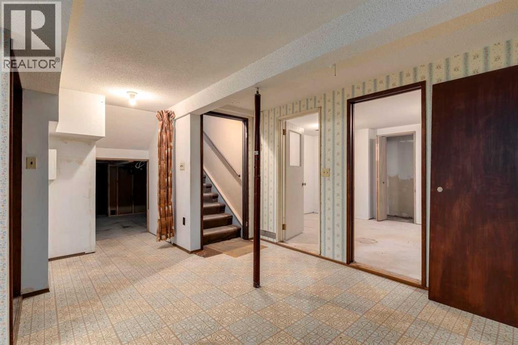 24 Strathcona Close Sw, Calgary, Alberta  T3H 1L3 - Photo 24 - A2249864