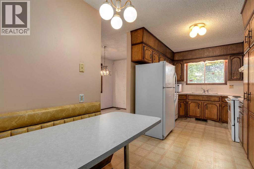 24 Strathcona Close Sw, Calgary, Alberta  T3H 1L3 - Photo 7 - A2249864