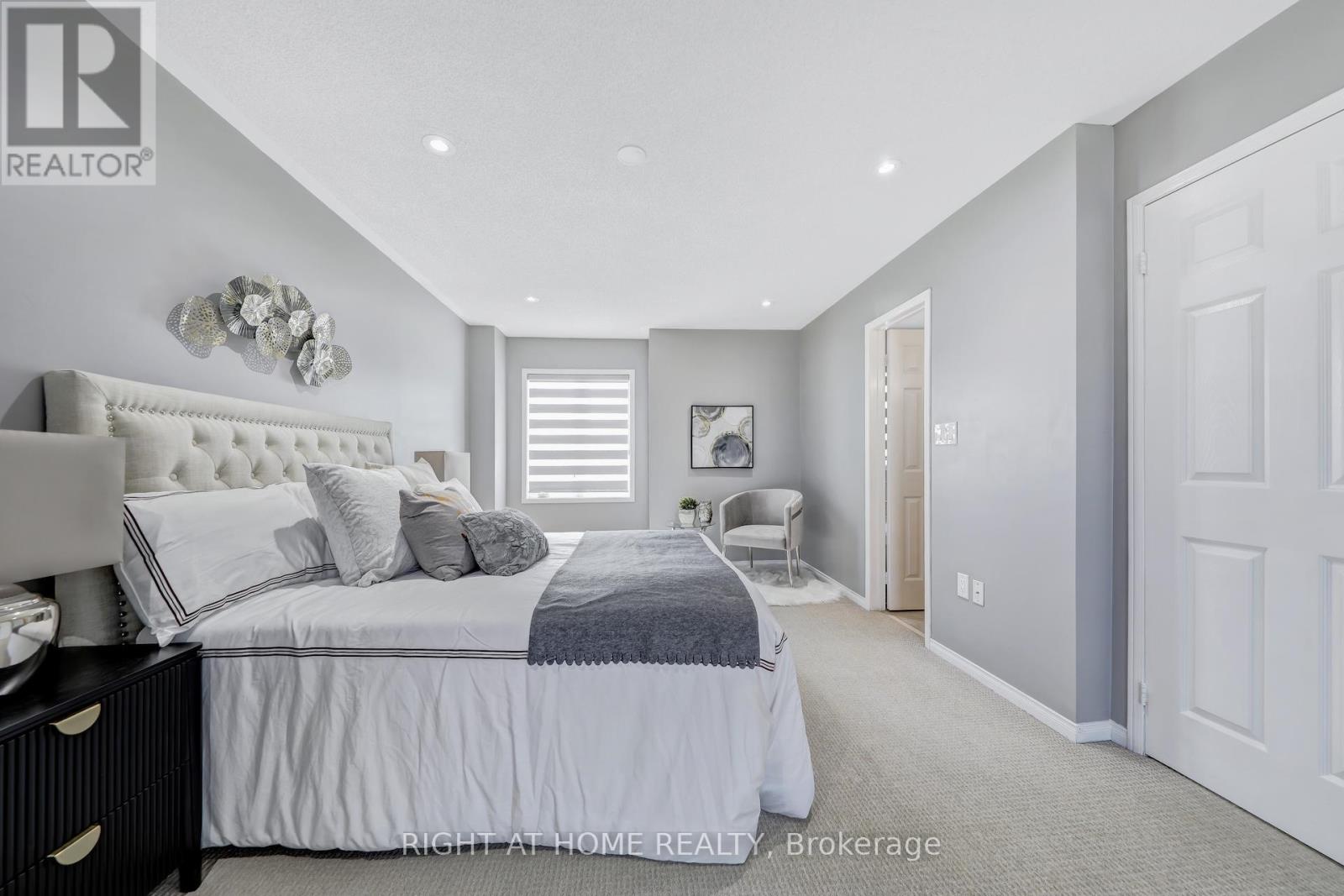 332 Rosegate Way N, Oakville, Ontario  L6H 7K7 - Photo 17 - W12486767