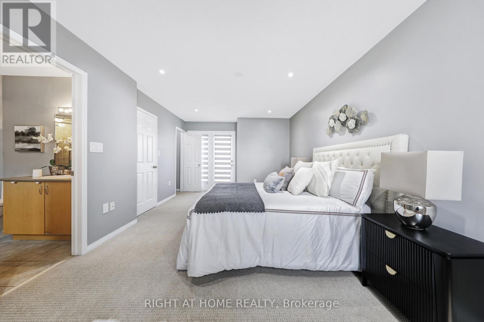 332 Rosegate Way N, Oakville, Ontario  L6H 7K7 - Photo 18 - W12486767