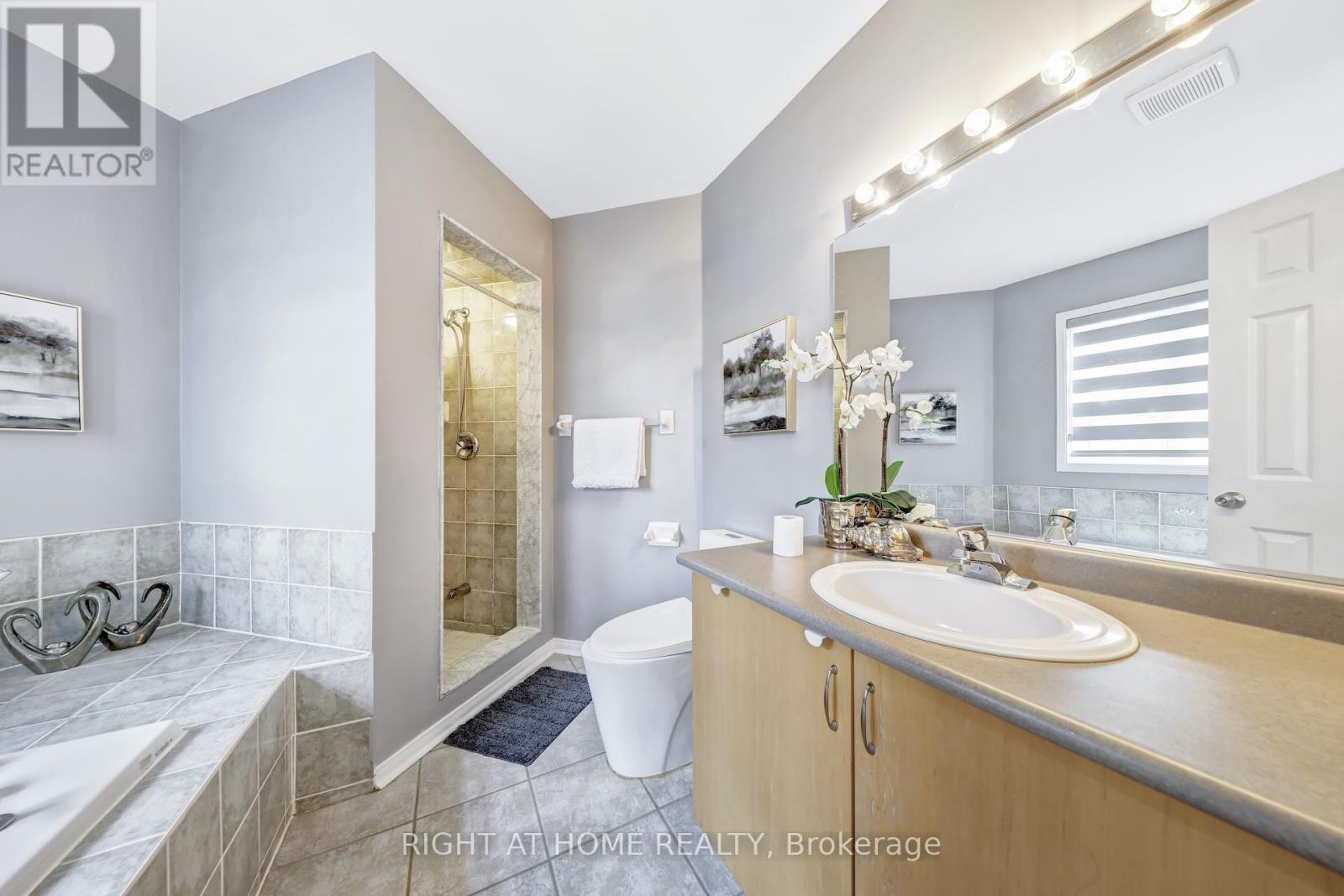 332 Rosegate Way N, Oakville, Ontario  L6H 7K7 - Photo 19 - W12486767