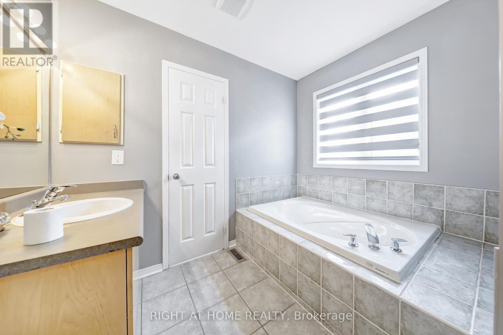 332 Rosegate Way N, Oakville, Ontario  L6H 7K7 - Photo 20 - W12486767