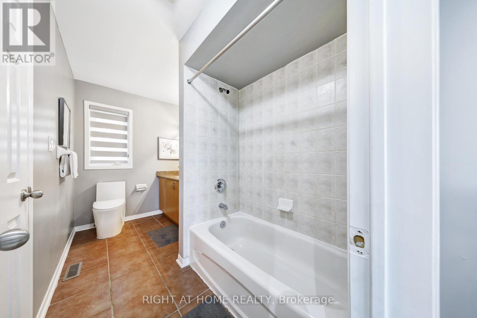 332 Rosegate Way N, Oakville, Ontario  L6H 7K7 - Photo 25 - W12486767