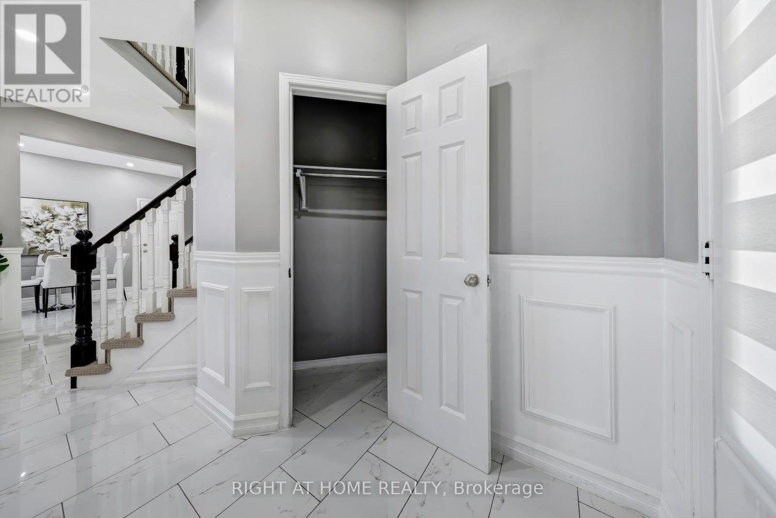 332 Rosegate Way N, Oakville, Ontario  L6H 7K7 - Photo 8 - W12486767