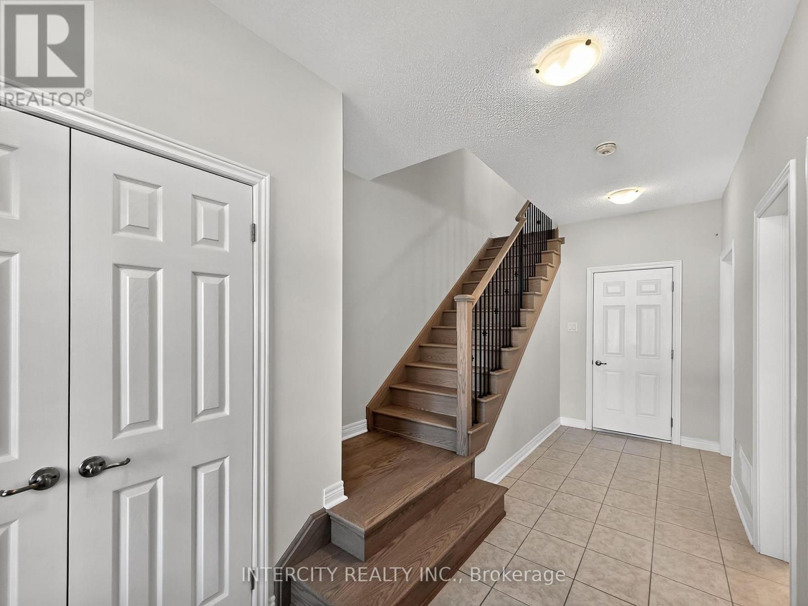 100 Grassbank Road, Brampton, Ontario  L6R 4E7 - Photo 5 - W12486790