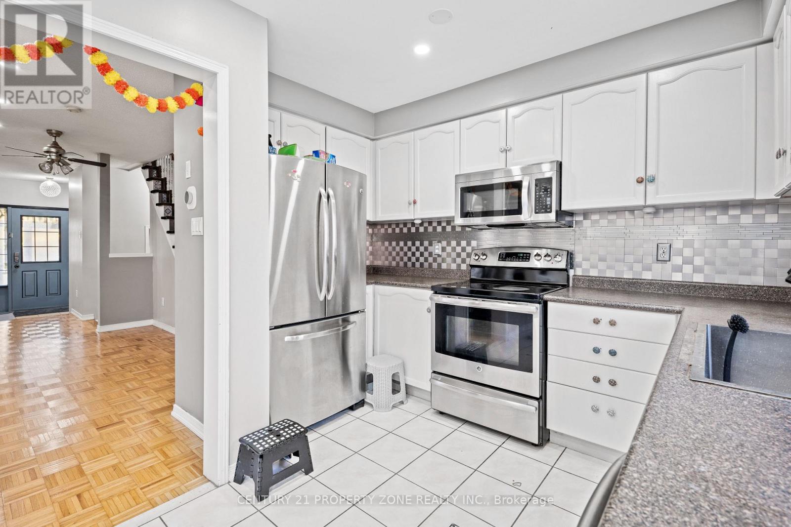 28 Earth Star Trail, Brampton, Ontario  L6R 2P3 - Photo 11 - W12486792