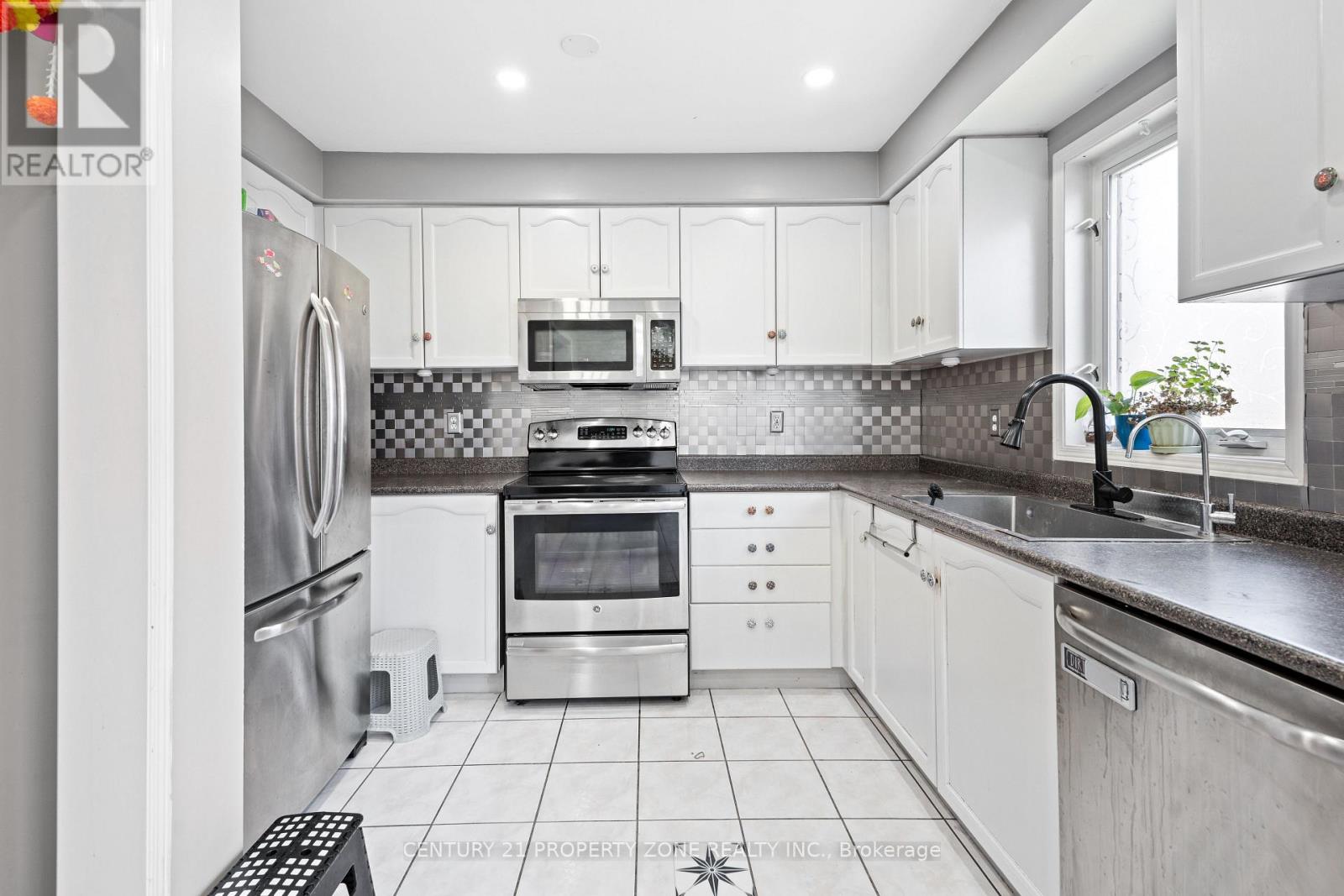 28 Earth Star Trail, Brampton, Ontario  L6R 2P3 - Photo 13 - W12486792