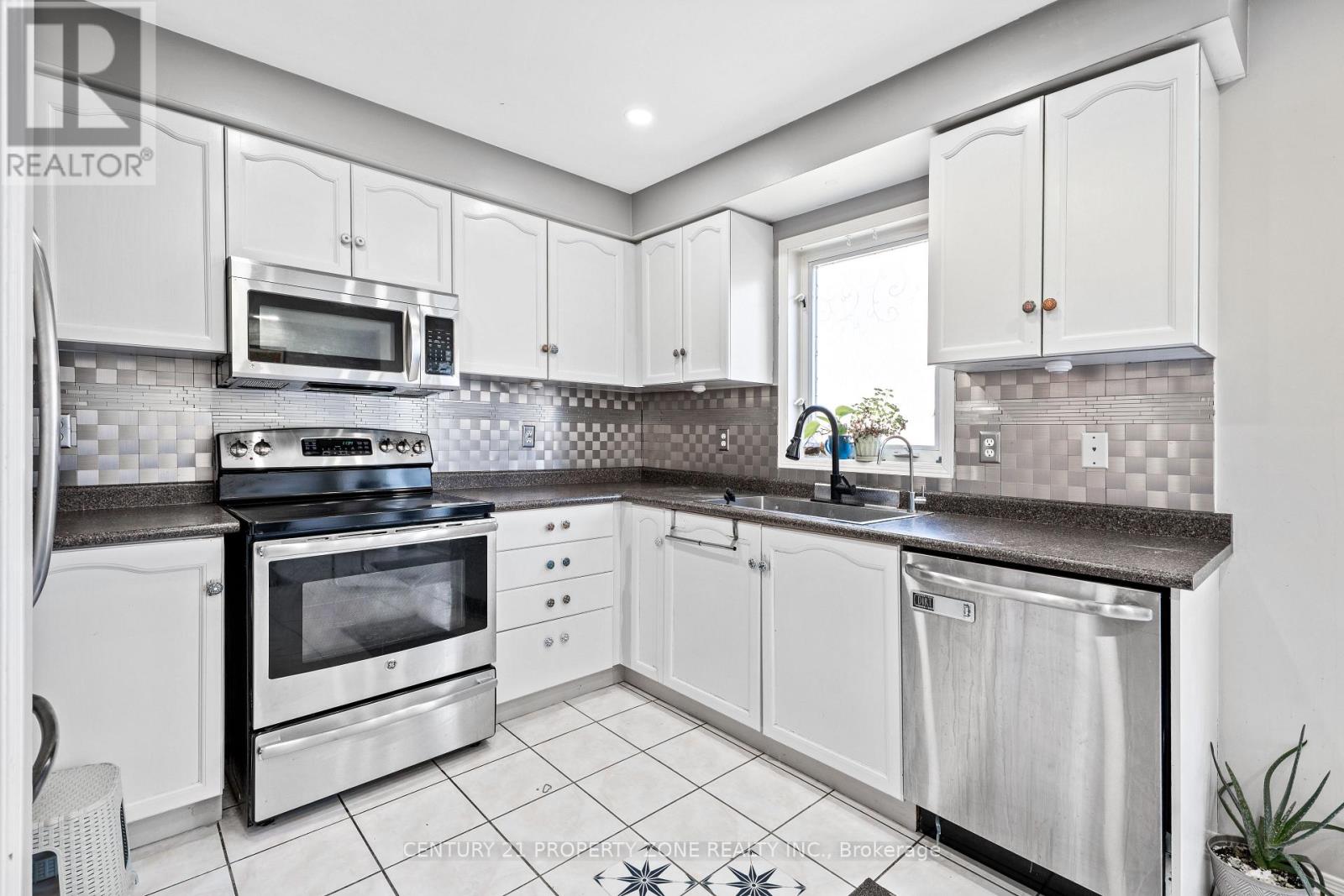 28 Earth Star Trail, Brampton, Ontario  L6R 2P3 - Photo 14 - W12486792