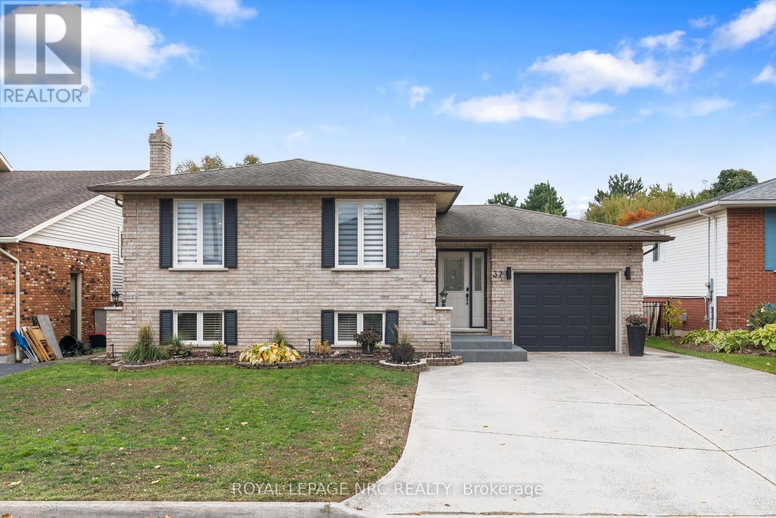 37 West Farmington Drive, St. Catharines, Ontario  L2S 3S3 - Photo 3 - X12486801