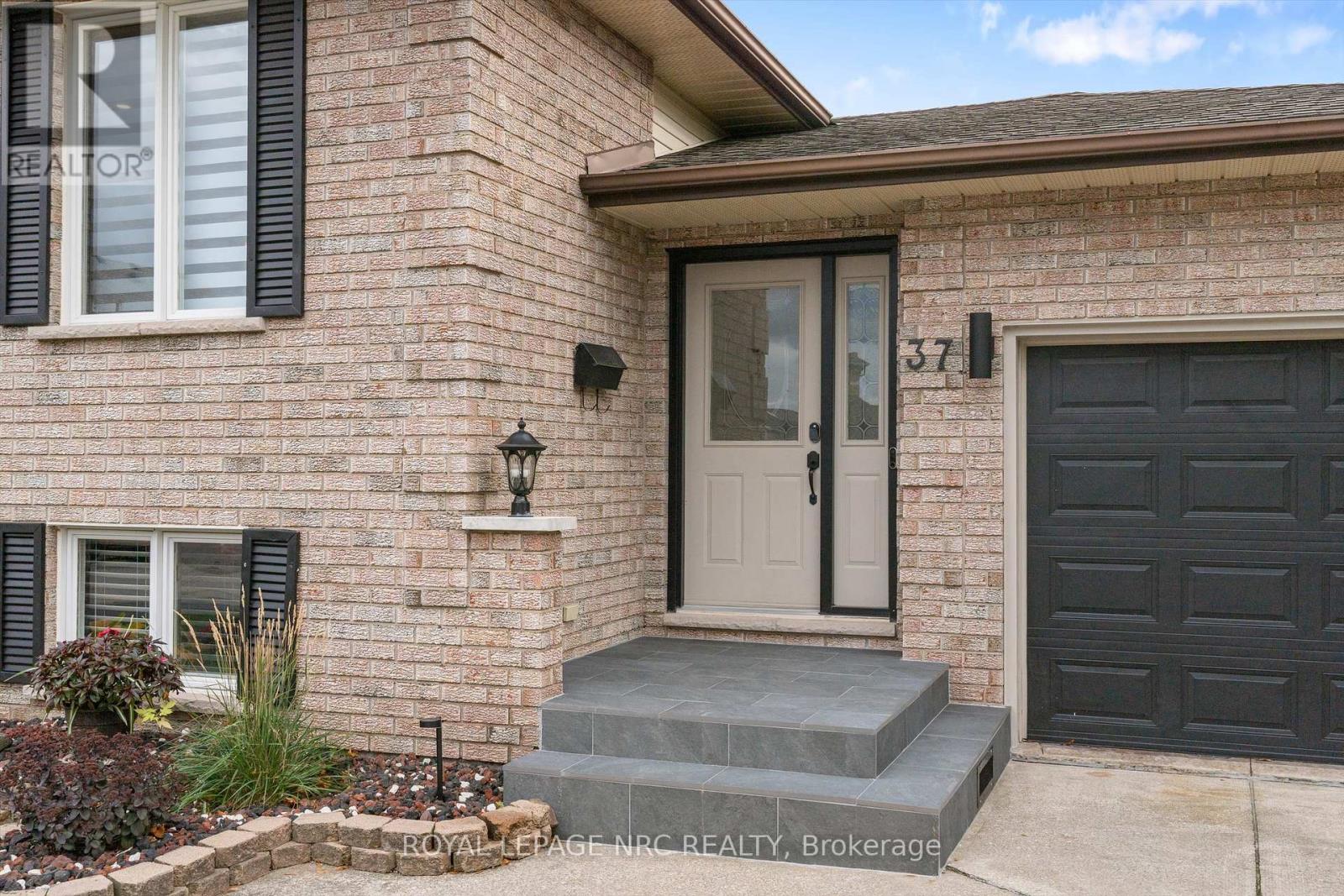 37 West Farmington Drive, St. Catharines, Ontario  L2S 3S3 - Photo 5 - X12486801