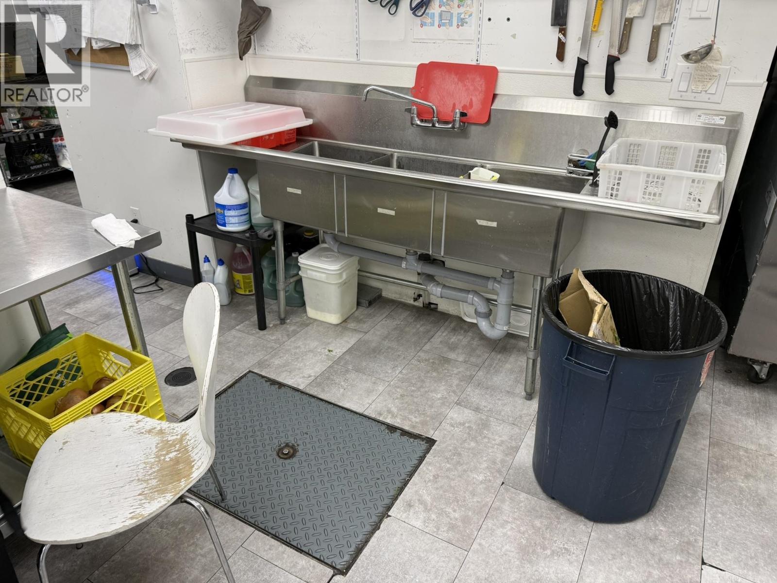 102 1668 W Broadway, Vancouver, British Columbia  V6J 1X6 - Photo 3 - C8073404