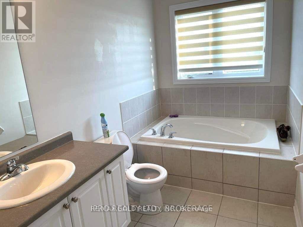 90 Lanark Circle, Brampton, Ontario  L6X 5L4 - Photo 10 - W12486809