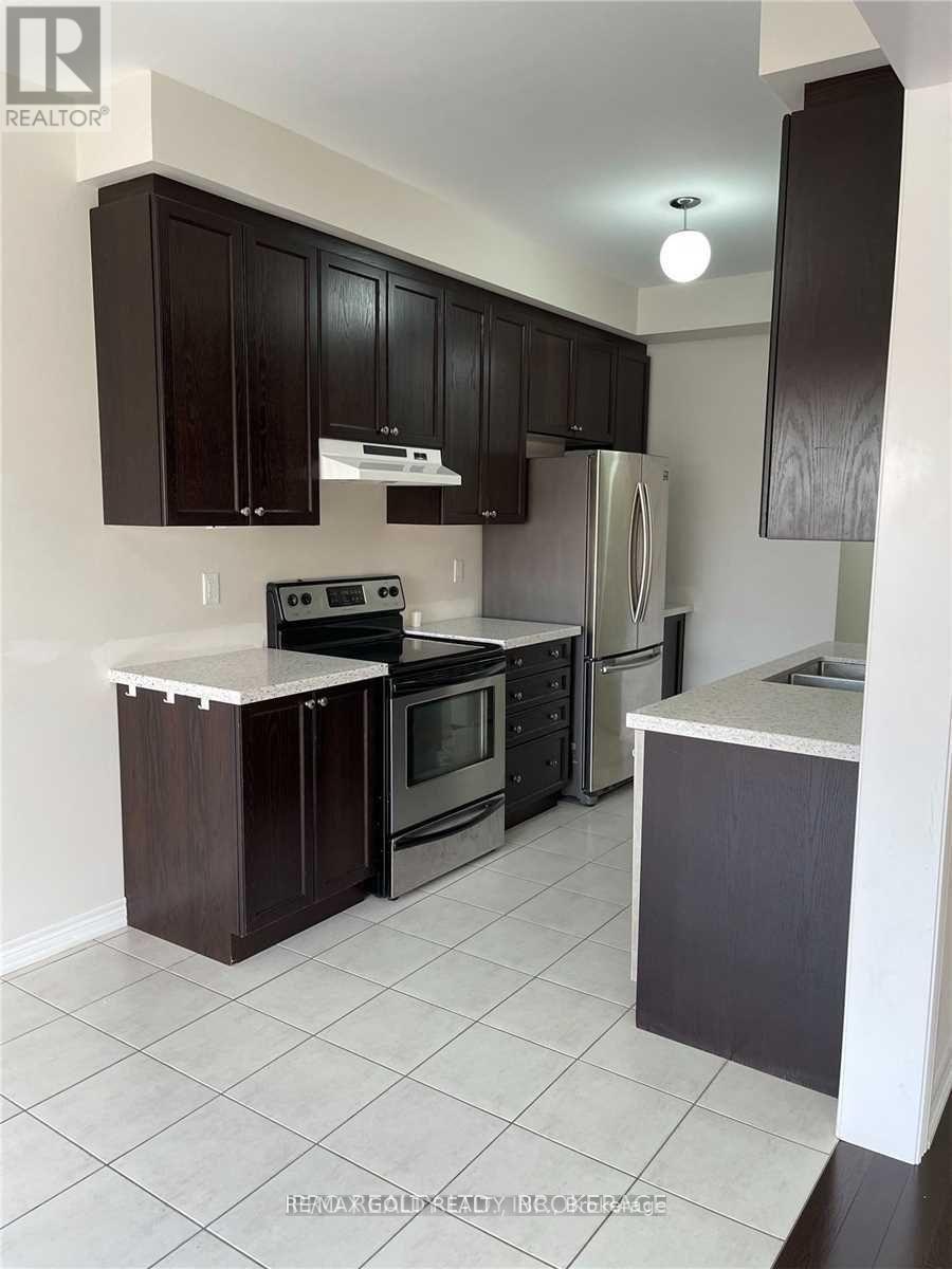 90 Lanark Circle, Brampton, Ontario  L6X 5L4 - Photo 4 - W12486809