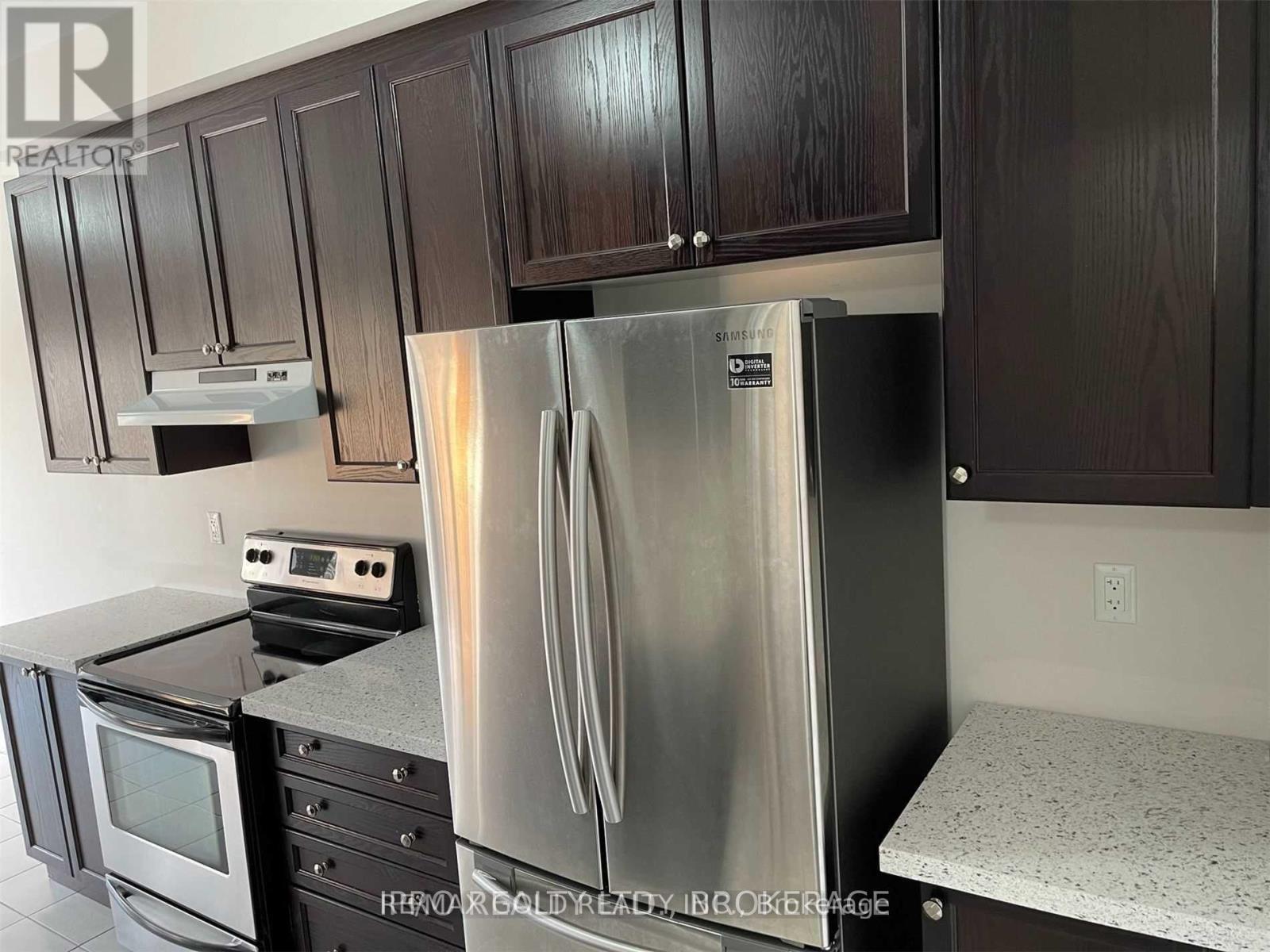 90 Lanark Circle, Brampton, Ontario  L6X 5L4 - Photo 5 - W12486809