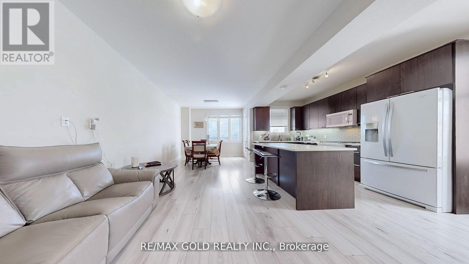 997 West Village Square, London North, Ontario  N6H 0J7 - Photo 3 - X12486797