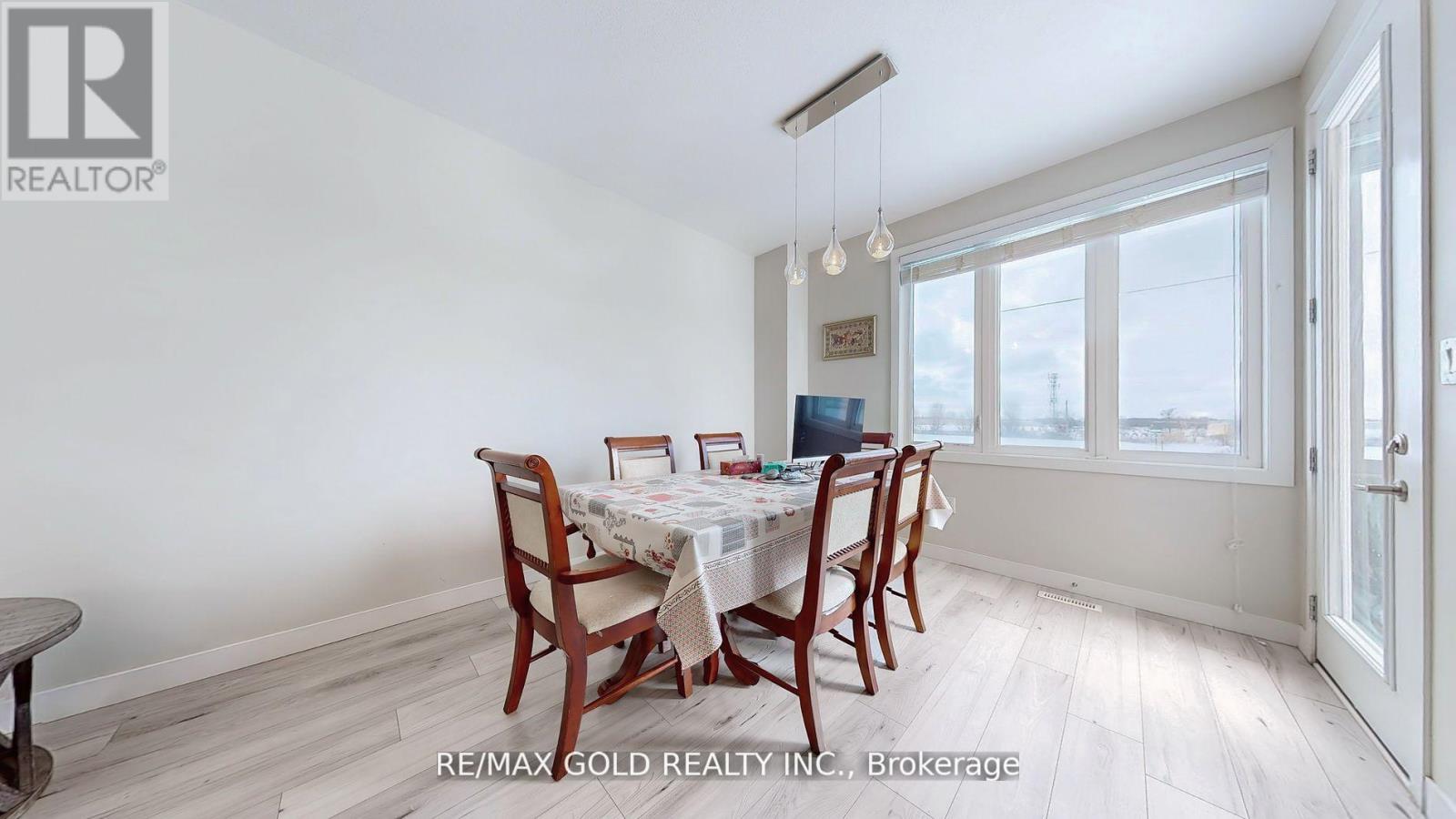 997 West Village Square, London North, Ontario  N6H 0J7 - Photo 8 - X12486797